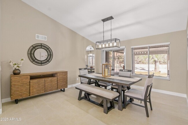 Building Photo - 2735 N Diego Cir