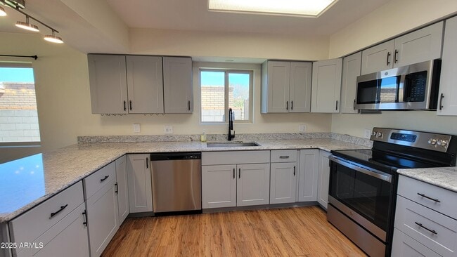 Building Photo - 5149 Paseo Las Palmas