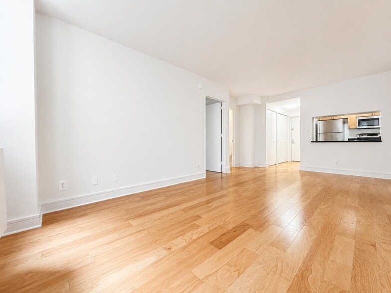 Building Photo - 323 W 96th St