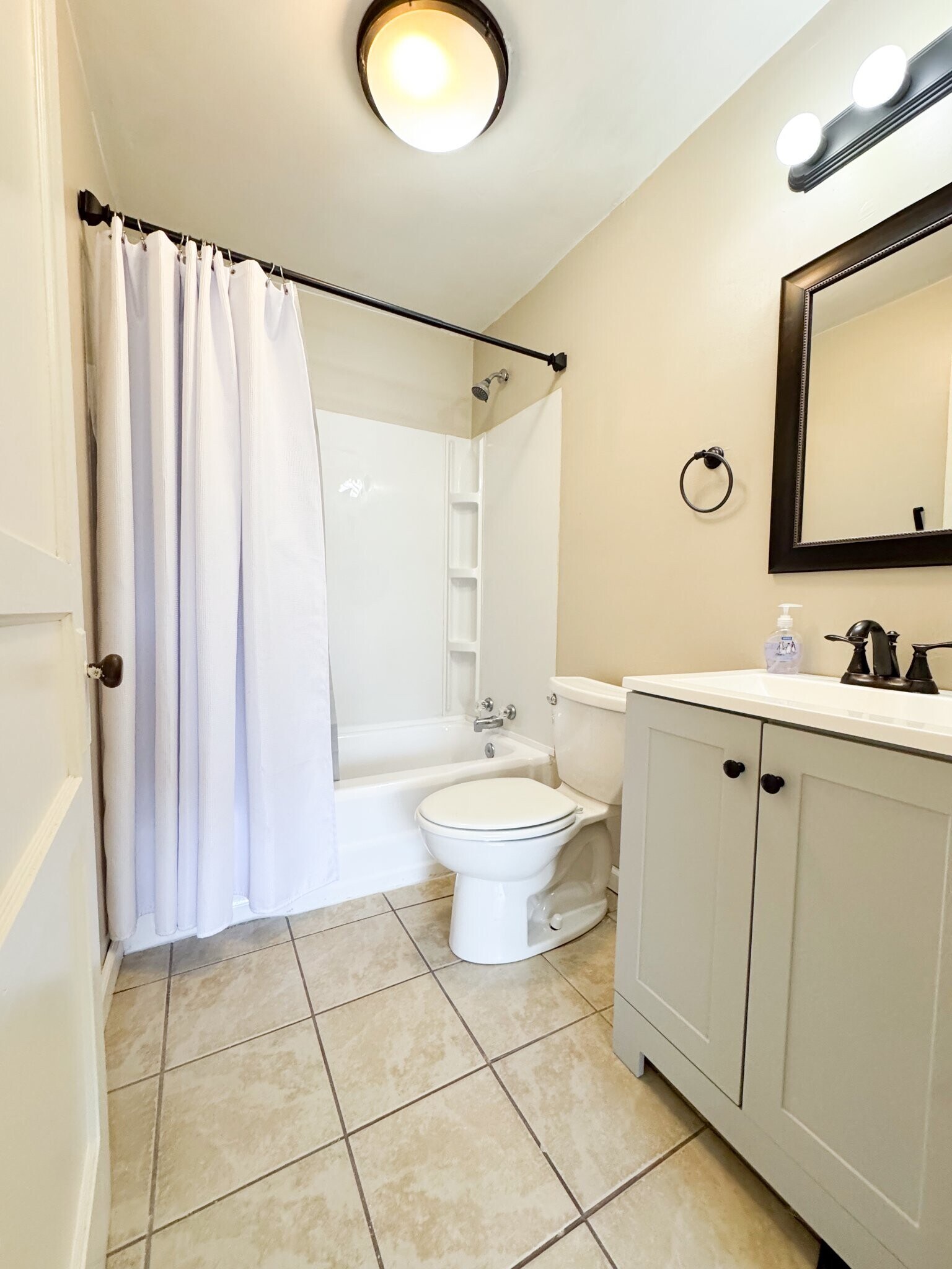 Building Photo - 321 S Walnut St