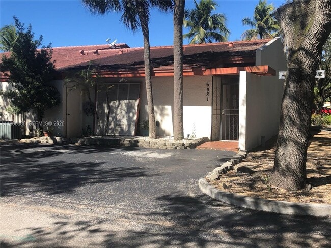 Building Photo - 6981 Greentree Ln