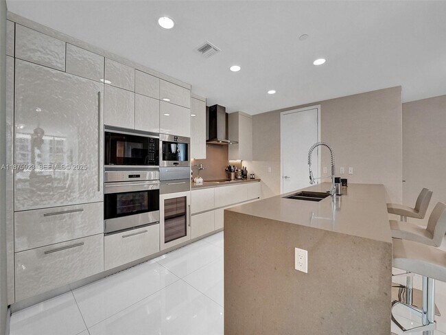 Building Photo - 17475 Collins Ave