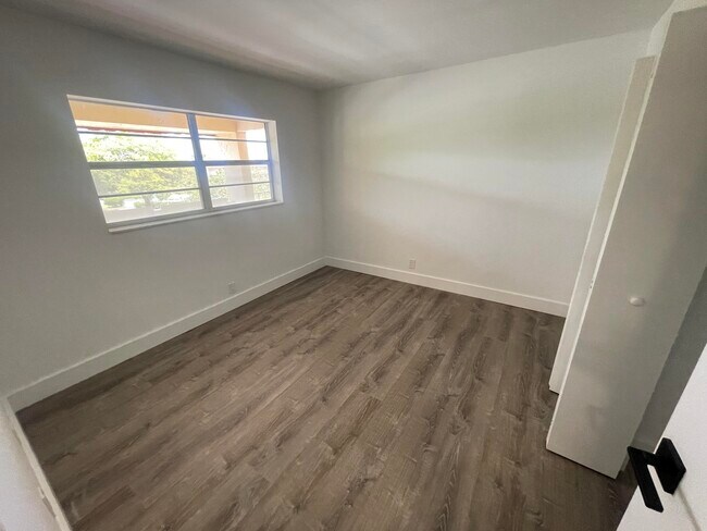 Building Photo - 1005 Country Club Dr