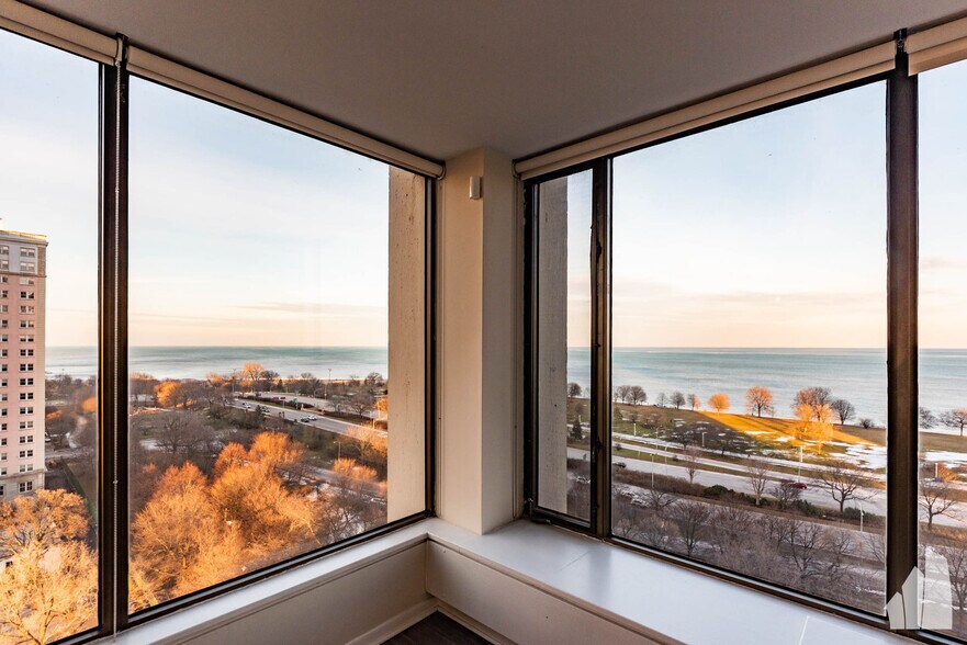 Building Photo - 5455 N Sheridan Rd