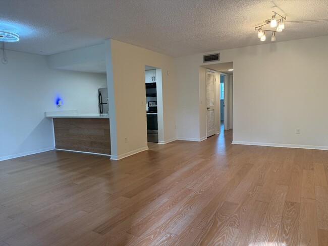 Building Photo - 2525 W Bay Dr