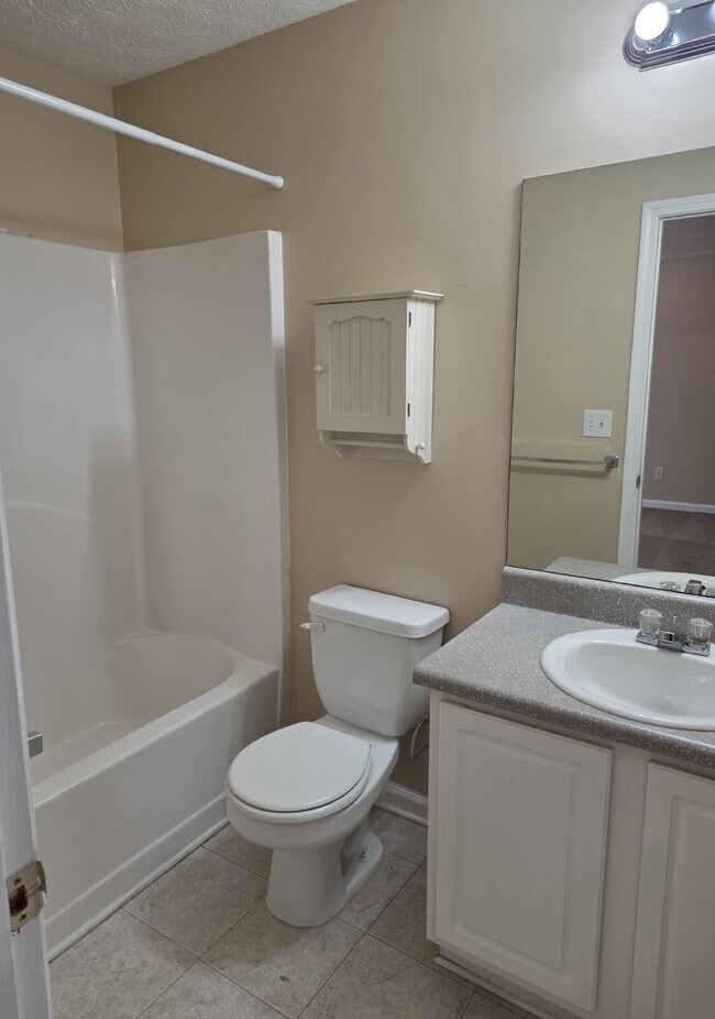 Building Photo - 2/2 Townhome close to shopping and dining
