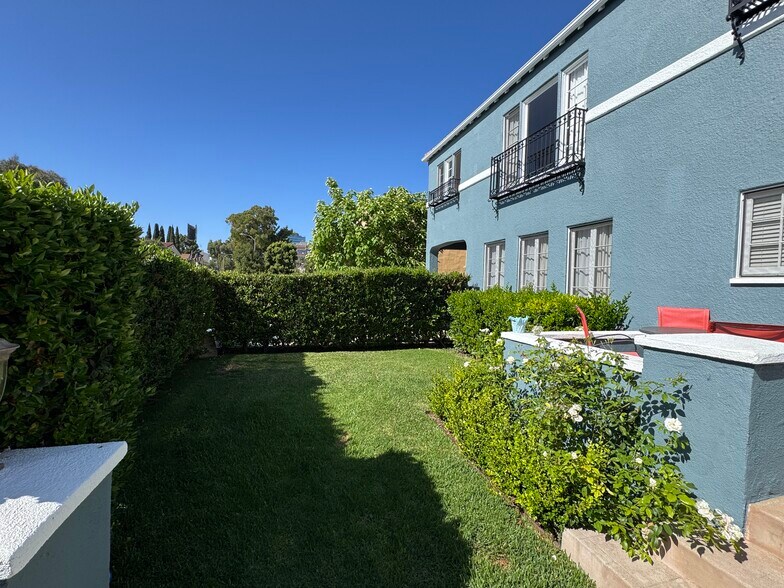 Building Photo - 848 S Curson Ave