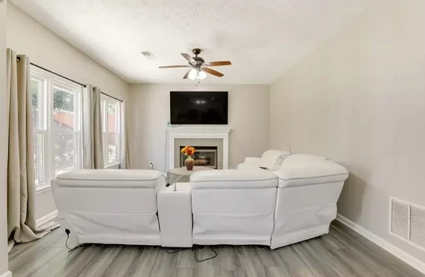 Building Photo - Room in Single Family Home on Woodstone Dr