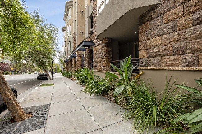 Building Photo - 2 Bed/2 Bath Condo available at Union Square!