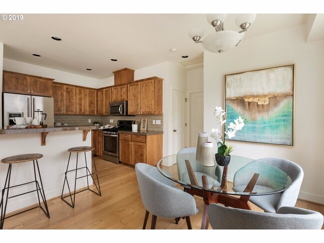 Building Photo - Amazing 3 bed / 2.5 bath Duplex with Bonus Room!