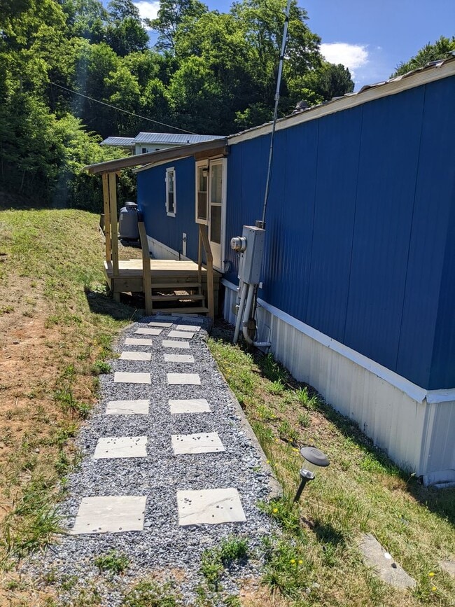 Building Photo - 235 Monarch Ln