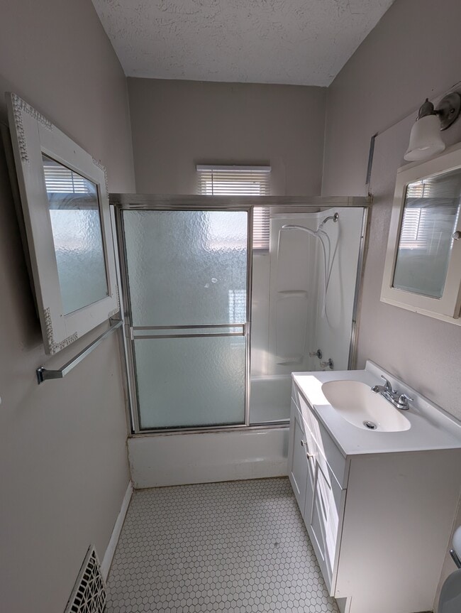 Building Photo - 2202 1 Bed 1 Bath