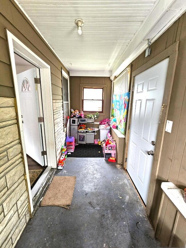 Building Photo - 454 S Des Plaines St