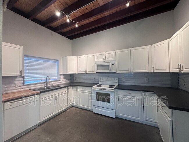 Building Photo - 2121 W Hayward Ave