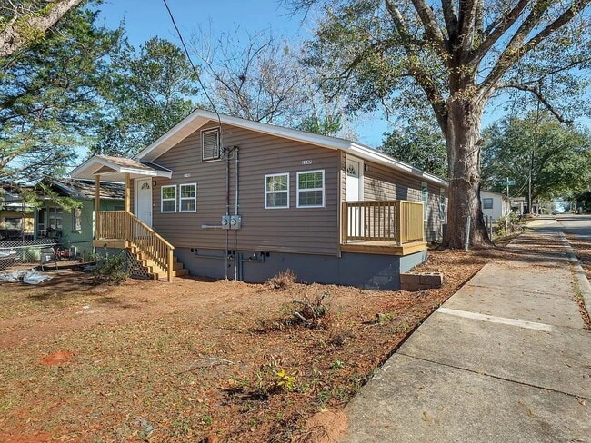 Building Photo - Affordable and Renovated 2/1!