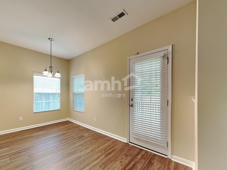 Building Photo - 3120 Genlee Dr