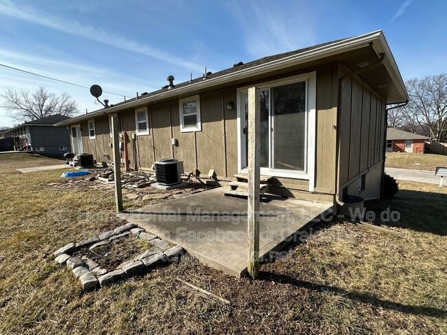 Building Photo - 405 NE Westwind Dr