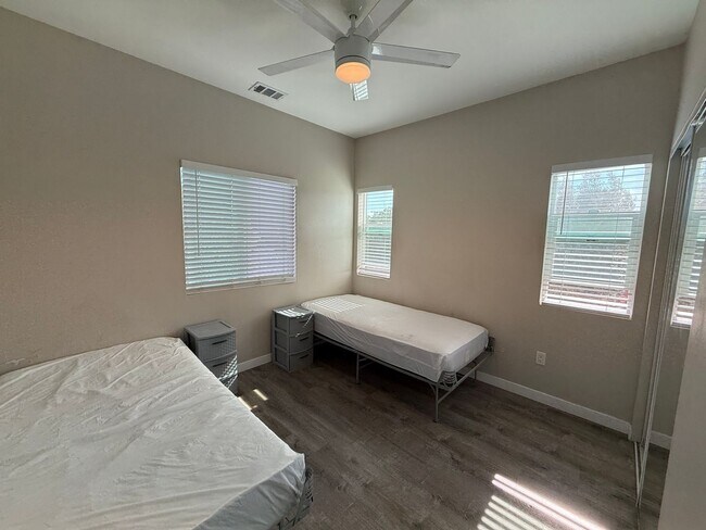 Building Photo - 4 Bed 2 Bath Home on East Falls - Popular Street Close to Campus!!!