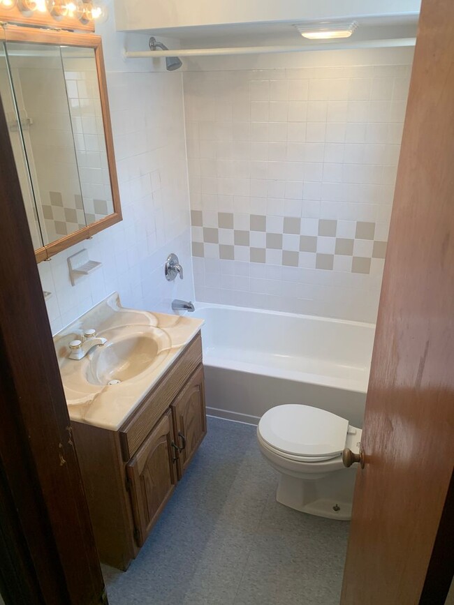 Building Photo - Spacious 2-bedroom 1-bath Townhome, Christ...