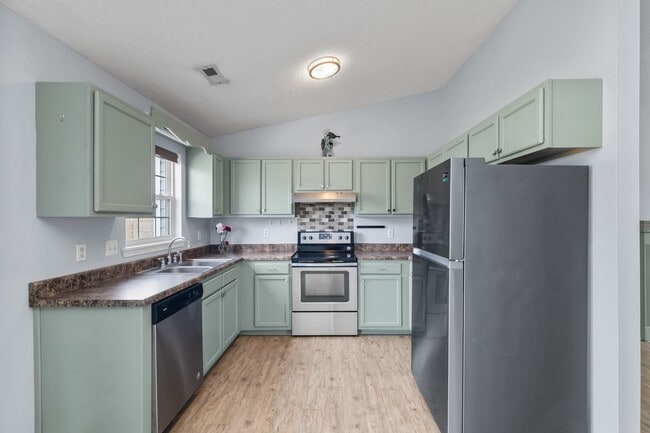 Building Photo - 3 Bedroom 2 Bathroom Home