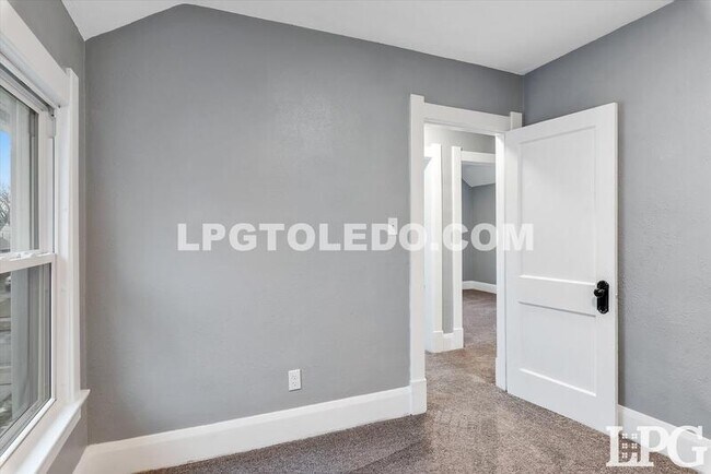 Building Photo - 927 Alvison Rd