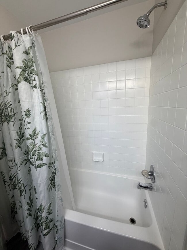 Building Photo - LANDSTOWN LAKES