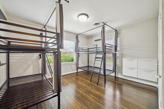 Building Photo - 1355 Gardenia Dr