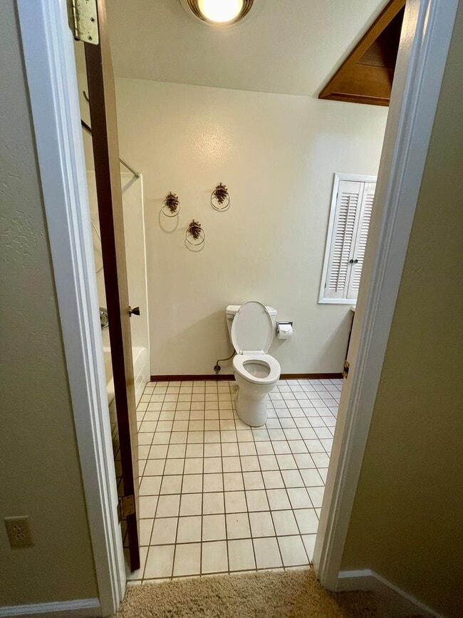 Building Photo - 4 bed, 3 bath split-level home in a private, forested setting (Bayside)