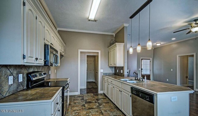 Building Photo - 121 Millhouse Drive