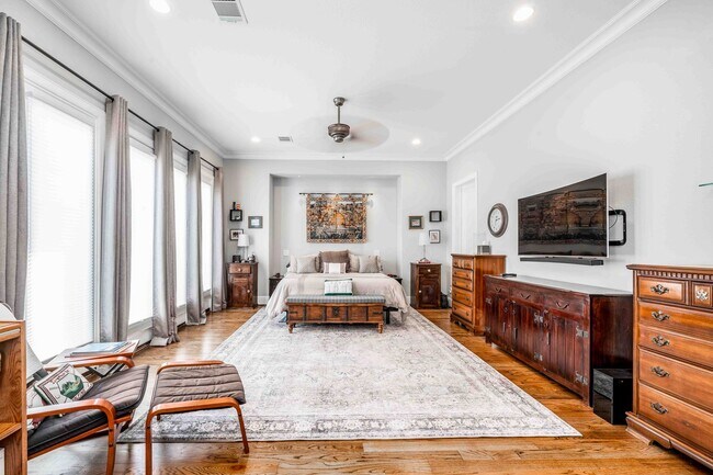 Building Photo - Luxury End Unit Rental with Elevator, Downtown Views, and Sky Deck ($150 off the second month!)