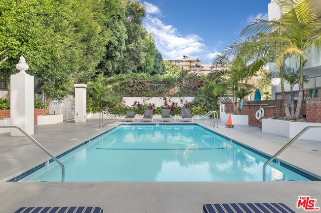 Building Photo - 7135 Hollywood Blvd