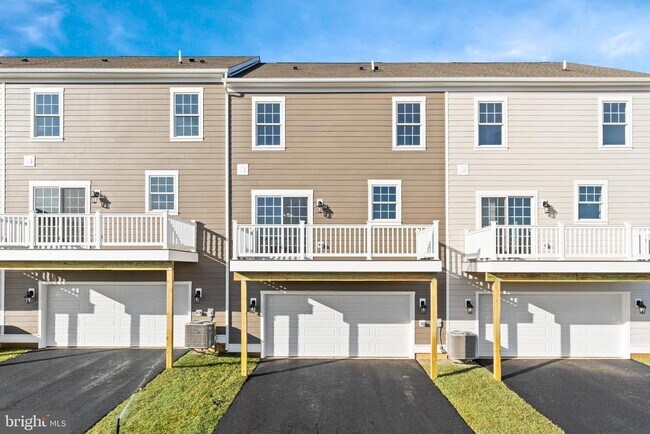 Building Photo - 858 Mapleton Ave