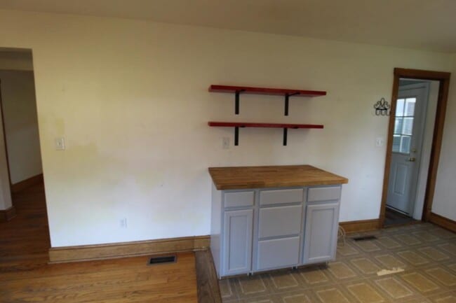 Building Photo - 103 Dinkel Ave