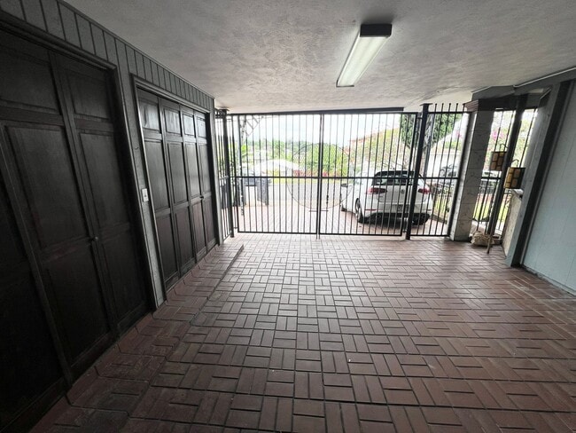 Building Photo - ALL UTILITIES INCLUDED! 4 bed, 1 bathroom ...