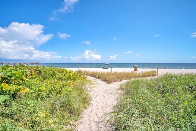 Building Photo - 16445 Collins Ave