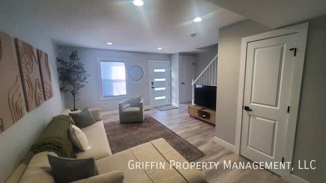 Building Photo - 821 20th St NE