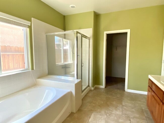 Building Photo - $2,395 Shields & Fowler, 4 Bedroom Home - ...