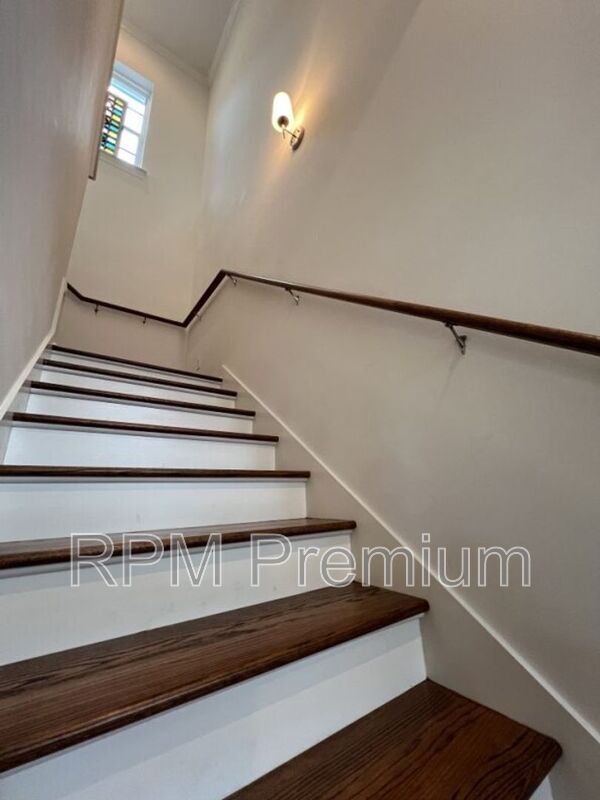 Building Photo - 1142 Memorial Sq