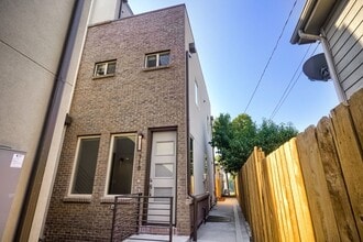 Building Photo - 3 bedroom / 3.5 bath Townhome + 2 Large Flex Spaces & Spacious Roof Top Deck!