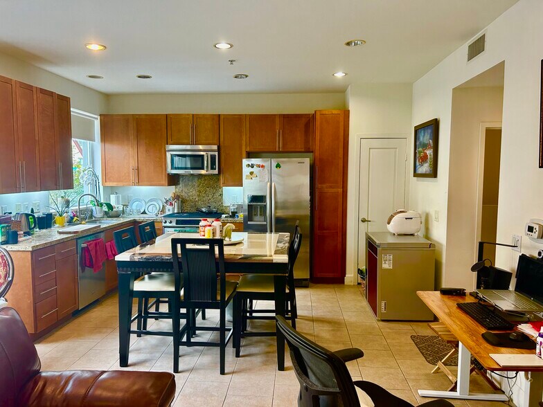 Building Photo - 300 E 4th St