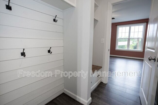 Building Photo - 2425 Morgans Point Dr