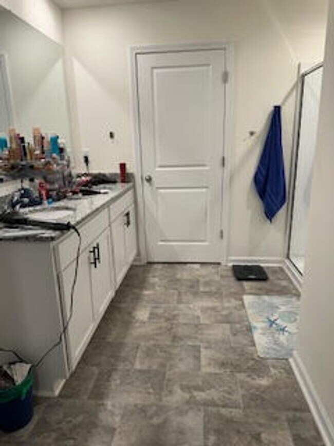 Building Photo - Knoxville 37932 - FULLY FURNISHED $3,300.0...