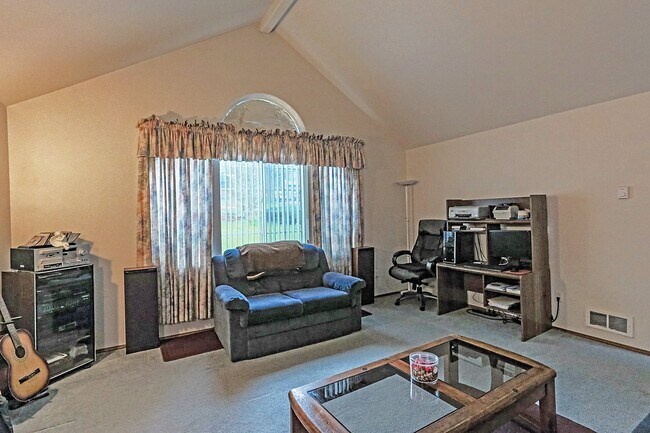 Building Photo - 10279 SE Grandview St