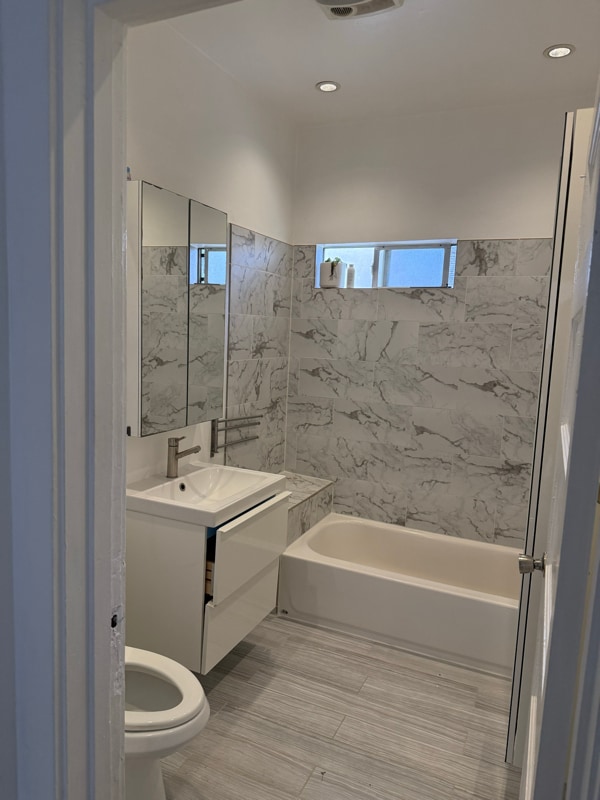 Building Photo - 1424 W 45th St