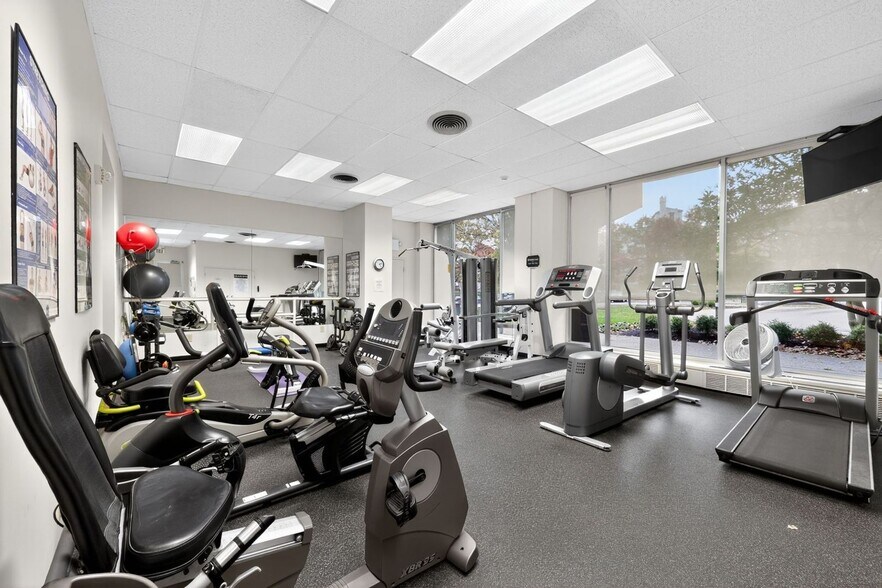 Building Photo - 2324 Madison Rd