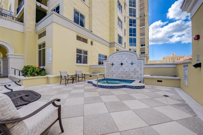 Building Photo - 300 Beach Dr NE