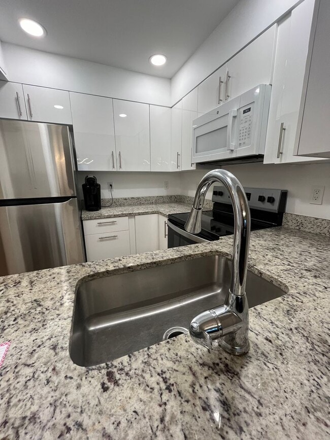 Building Photo - Newly Renovated 1/1 in Poppleton Creek--Partially furnished