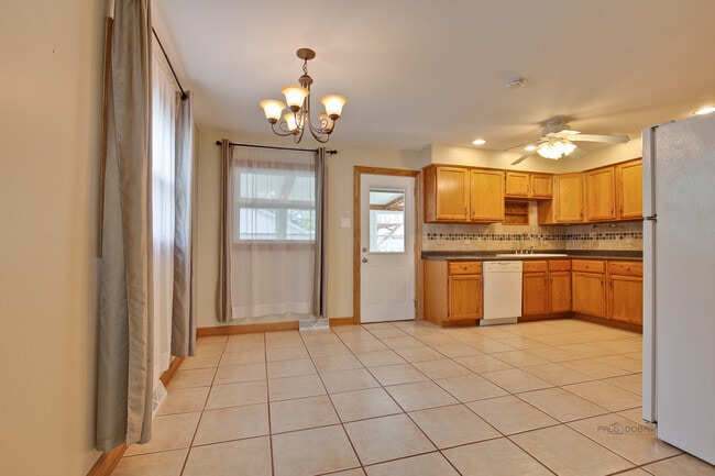 Building Photo - 648 N Greenview Ave