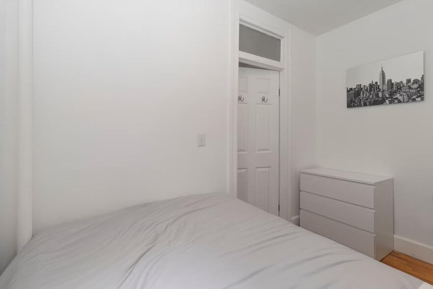 Building Photo - 322 E 93rd St