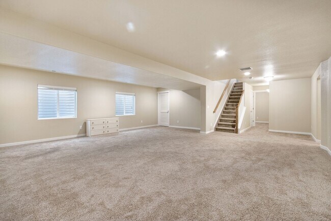 Building Photo - Spacious Modern 5-Bedroom Ranch Home in Hidden Valley Farm